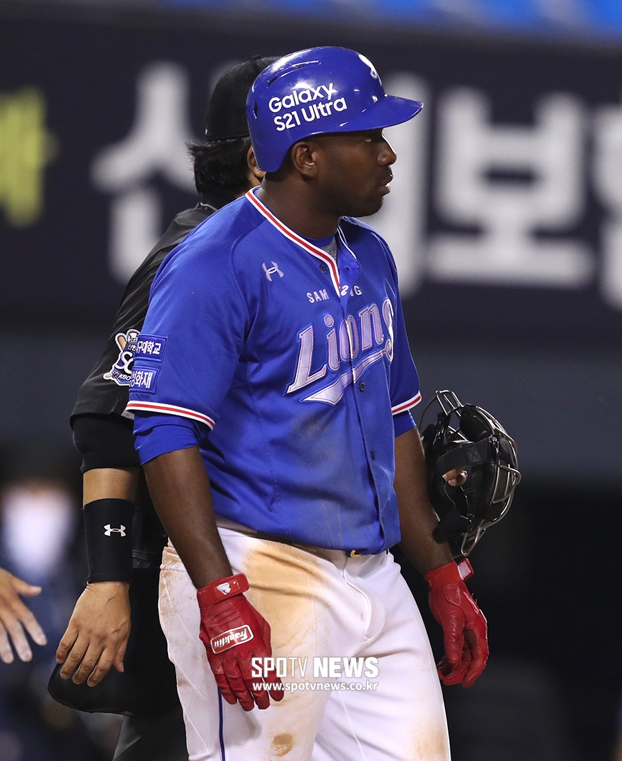 [포토S] '이건 아니잖아!' 사구 맞고 윤명준 노려보는 피렐라