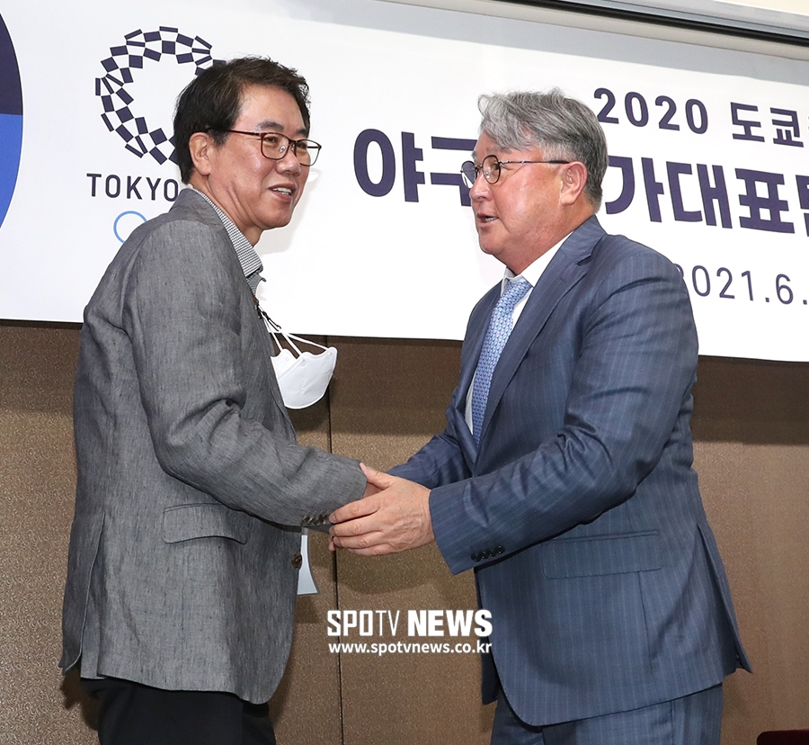 [포토S] 김시진 기술위원장-김경문 감독, '악수를 나누며'