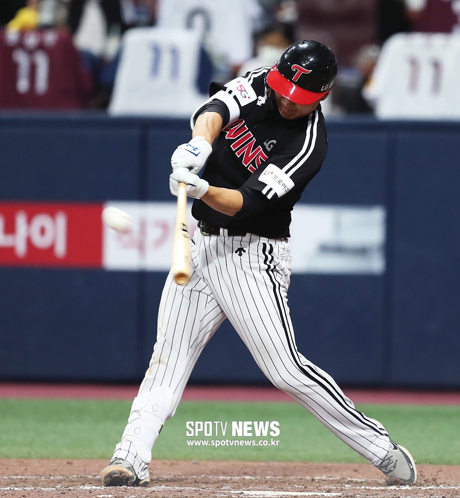 [포토S] 역전 스리런 날린 문보경, '맞는 순간 넘어간다!'