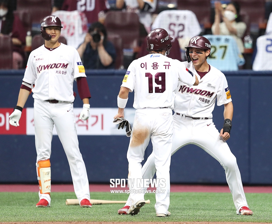 [포토S] 이정후, '용규 형, 역전이에요!'