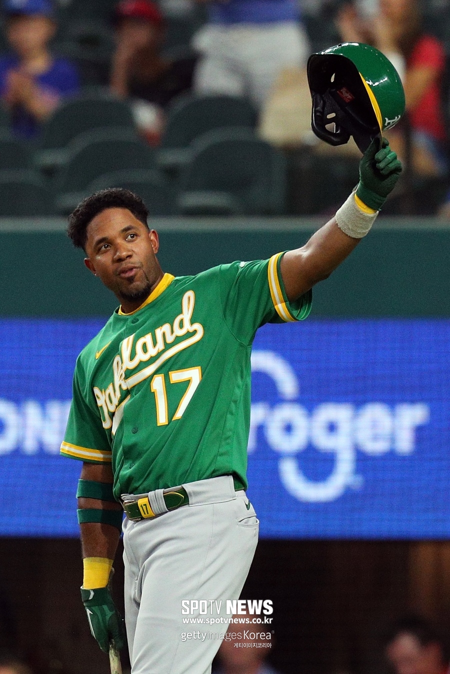원정팀 선수인데? 팬들은 기립박수, 구단은 기념 유니폼 배포