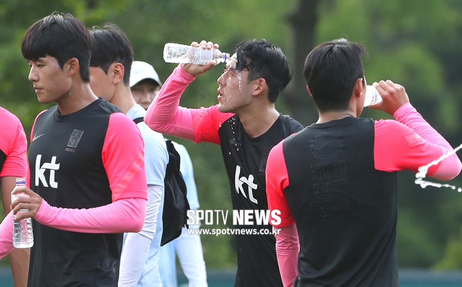[포토S] 송민규, '덥다 더워'