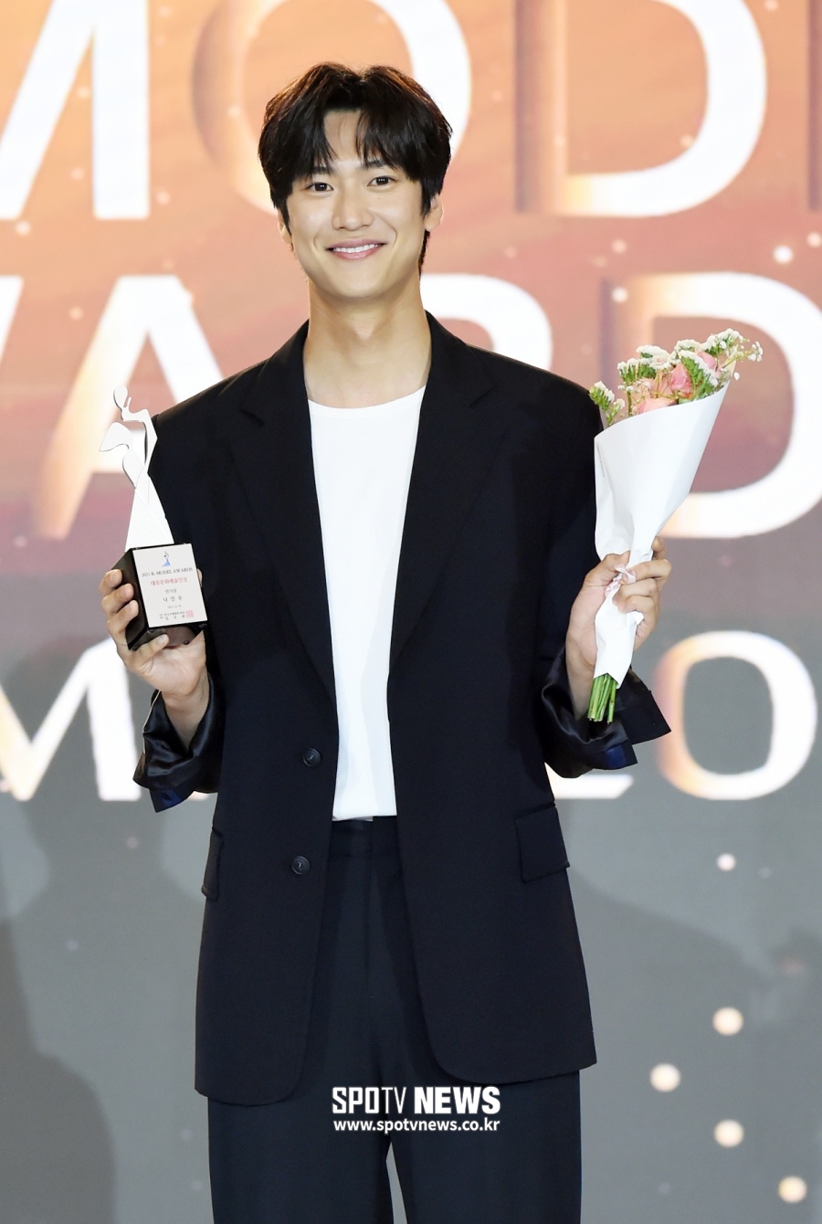 [포토]나인우 'K-모델 어워즈, 대중문화 연기자 인기상 받았어요'