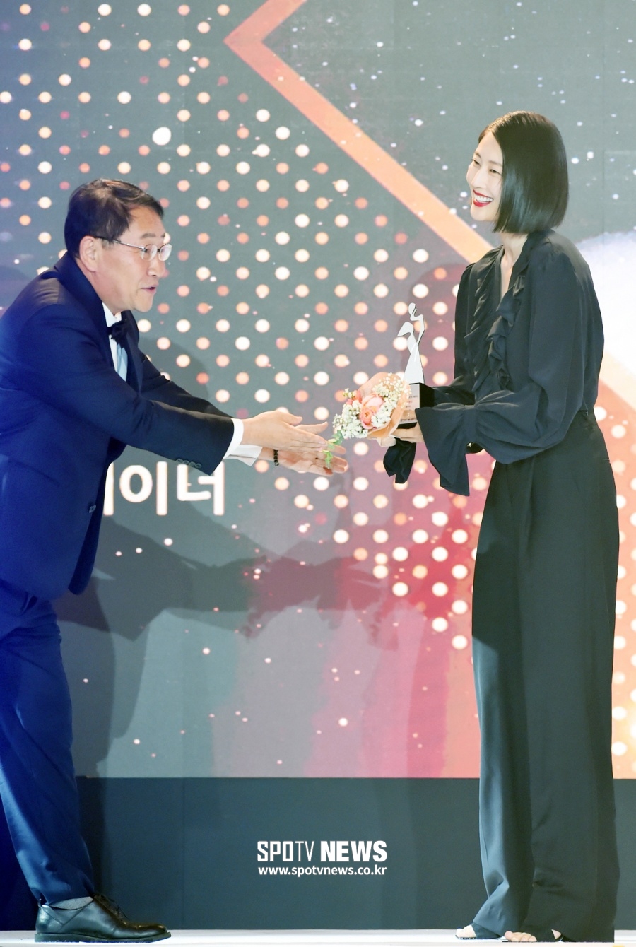 [포토]이현이 '올해의 모델테이너 모델상, 고맙습니다'