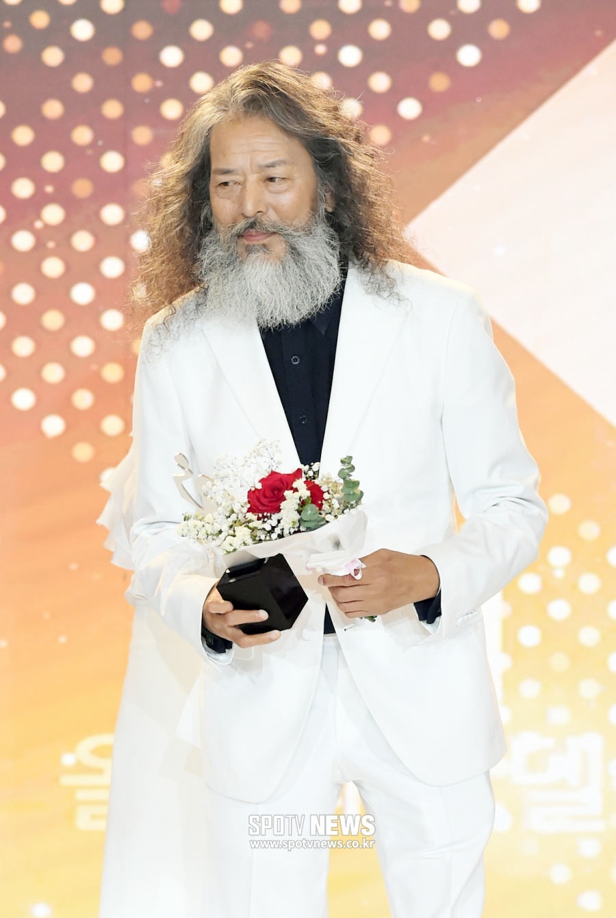 [포토]K-모델어워즈 '올해의 시니어 모델상' 수상한 김칠두