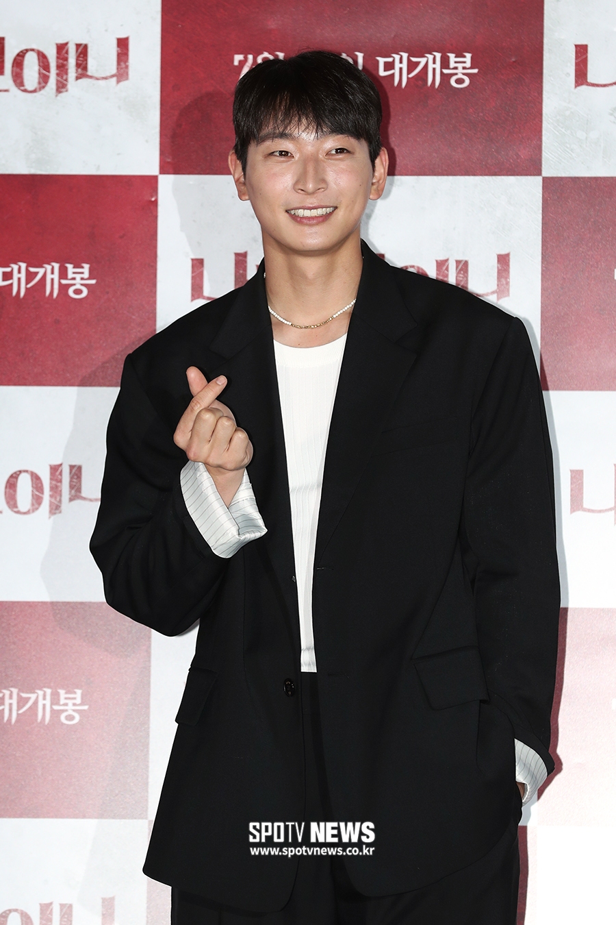 [포토S] 정진운, 수줍게 하트