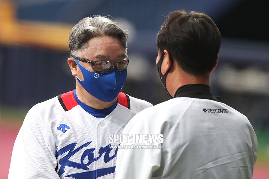 [포토S] 김경문 감독, '류지현 감독, 고마워요'