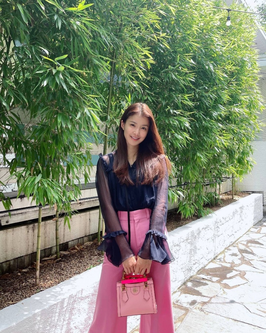 '연매출 25억 사업가♥' 이시영, 명품 자랑이 취미인가…가방들고 행복 미소