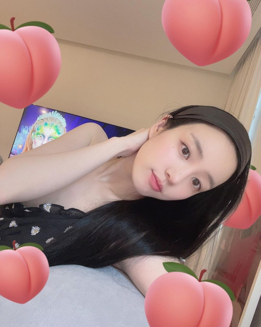 '♥허광환' 이유비, 파격노출 착시 부른 청순 포즈…복숭아 요정인줄