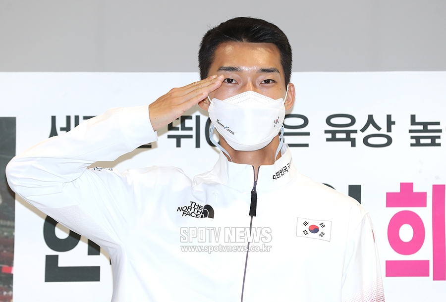[포토S] 당당한 4위 우상혁, 귀국해 멋진 경례!