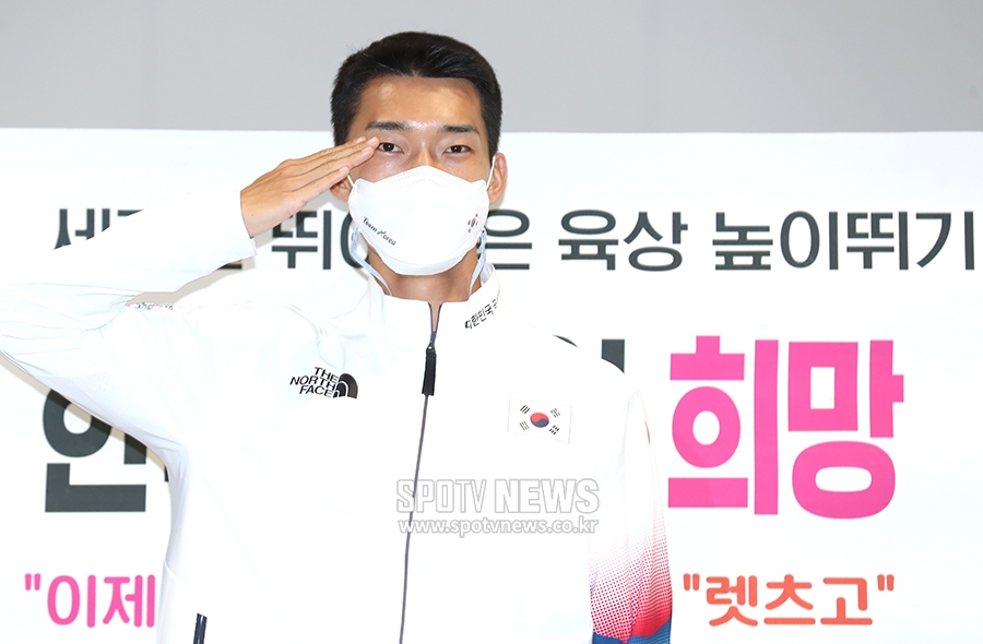 [포토S] '육상 높이뛰기 희망' 우상혁, 당당한 거수경례!