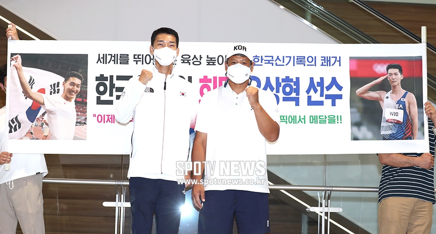 [포토S] '한국신기록 쾌거' 우상혁, 김도균 코치와 기념 촬영