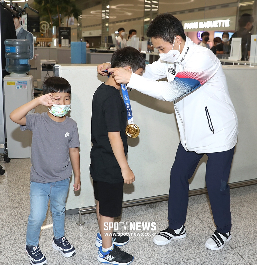 [포토S] '금의환향' 신재환, '조카에게 금메달 걸어주며'