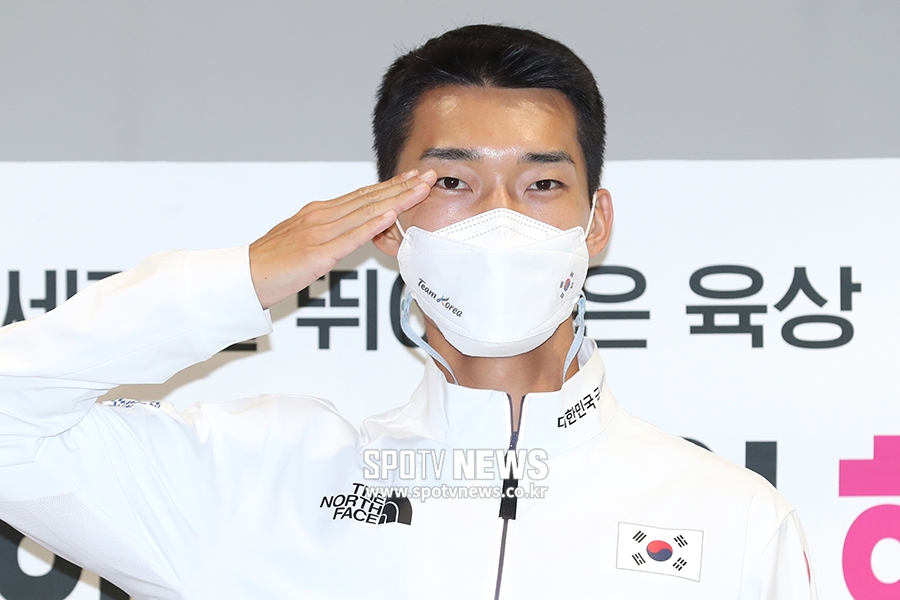 [포토S] '한국 육상 희망' 우상혁, '충성! 즐겁게 뛰고 왔습니다!'