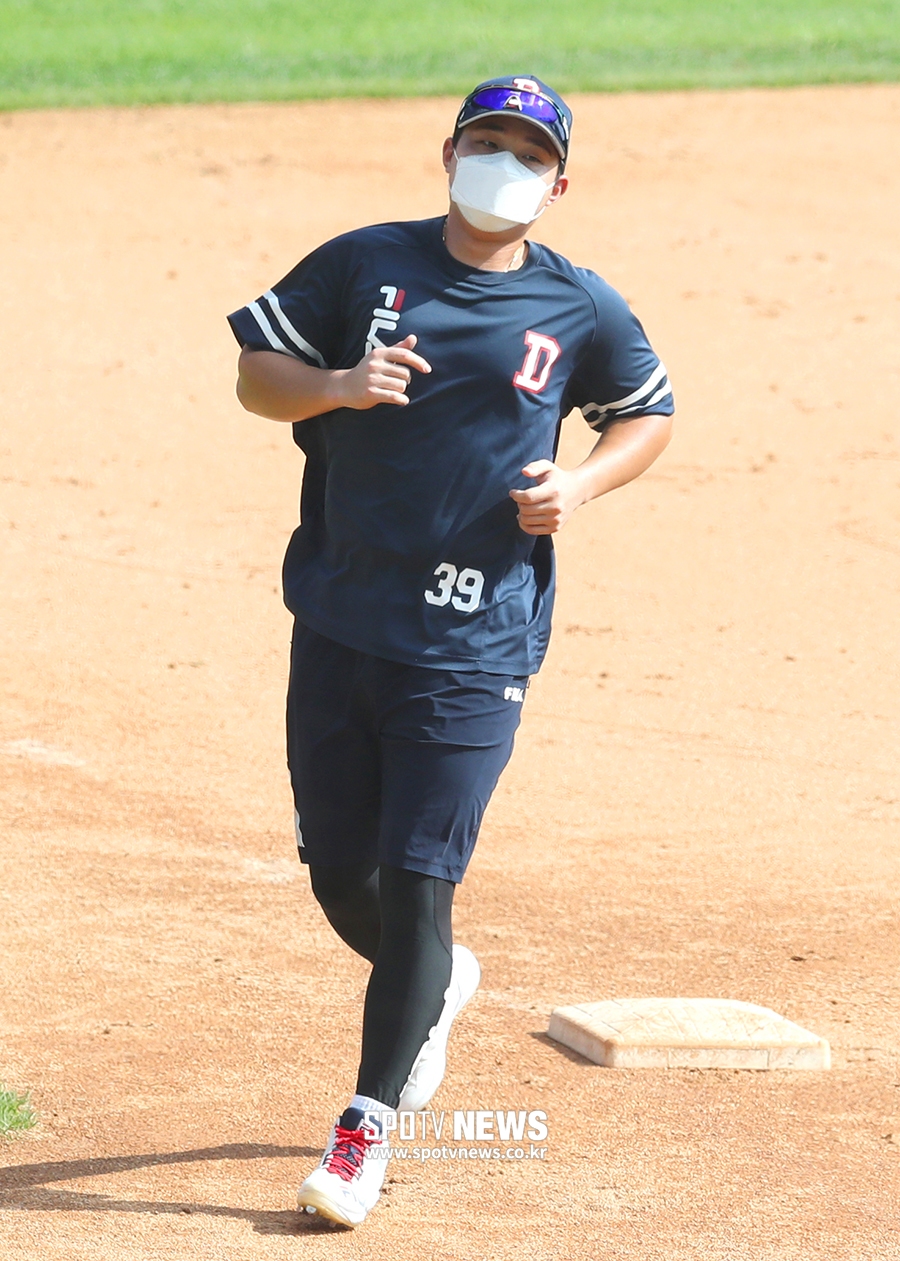 [포토S] 김인태, '더운 날씨에도 열심히 훈련'