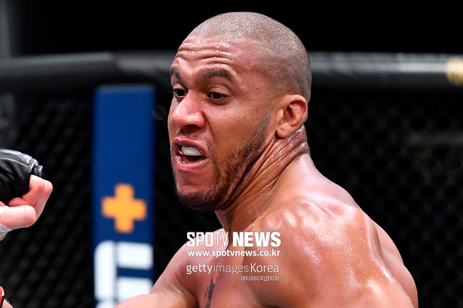 [UFC] 가네, 루이스에게 TKO승…은가누와 통합 타이틀전 성사