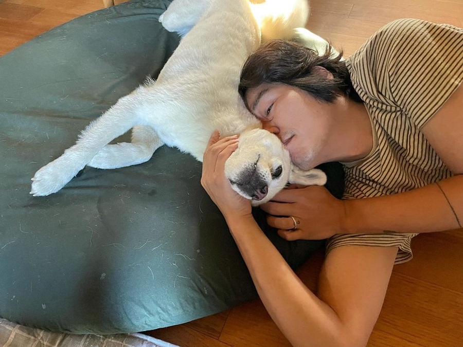 이상순, '♥이효리'가 찍어줬나…사적인 일상사진 '결혼반지 눈에 띄네'