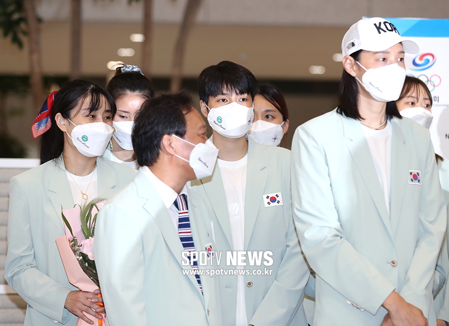 [포토S] 김희진, 연경 언니 뒤에서 빼꼼