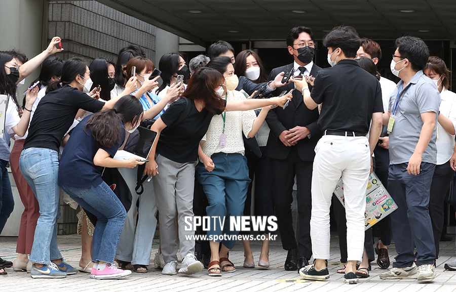 [포토S] 취재진에 둘러싸인 하정우