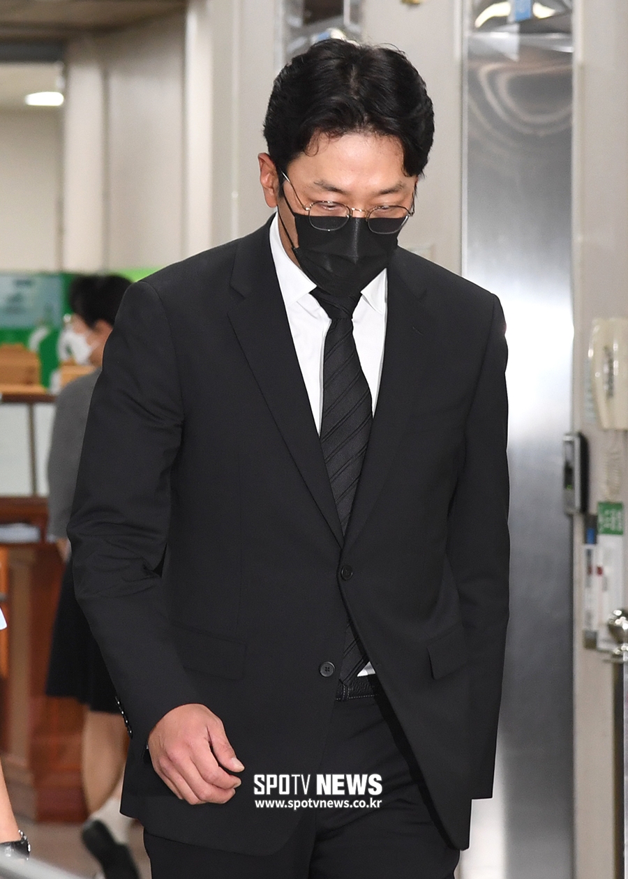 [포토S] 고개 숙인 하정우