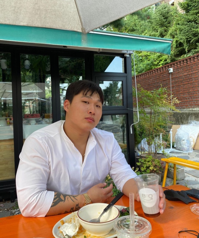 스윙스, 다이어트 한다더니 치킨으로 벌크업…흰 셔츠 터지겠네