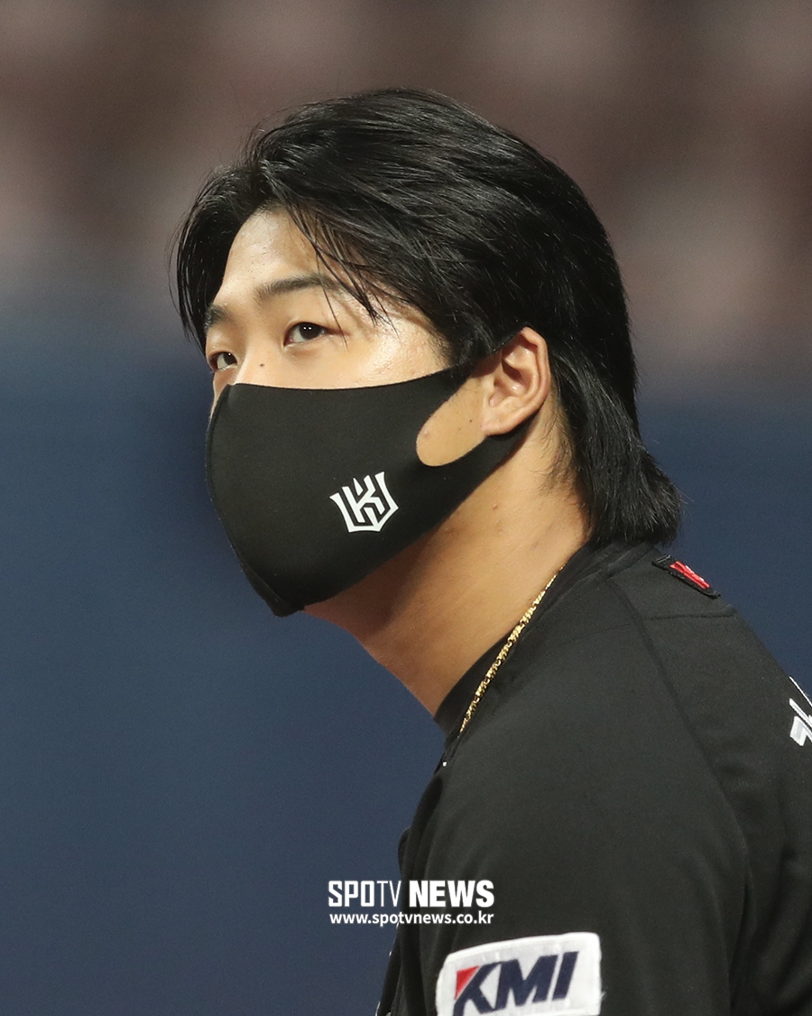 [포토S] 강백호, 마스크 끼고 경기 준비