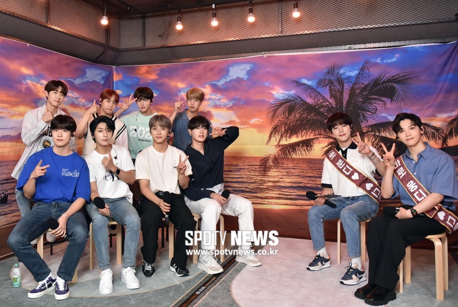 [포토]AB6IX 전웅-골든차일드 이장준 "골든차일드 모셔볼까요?"