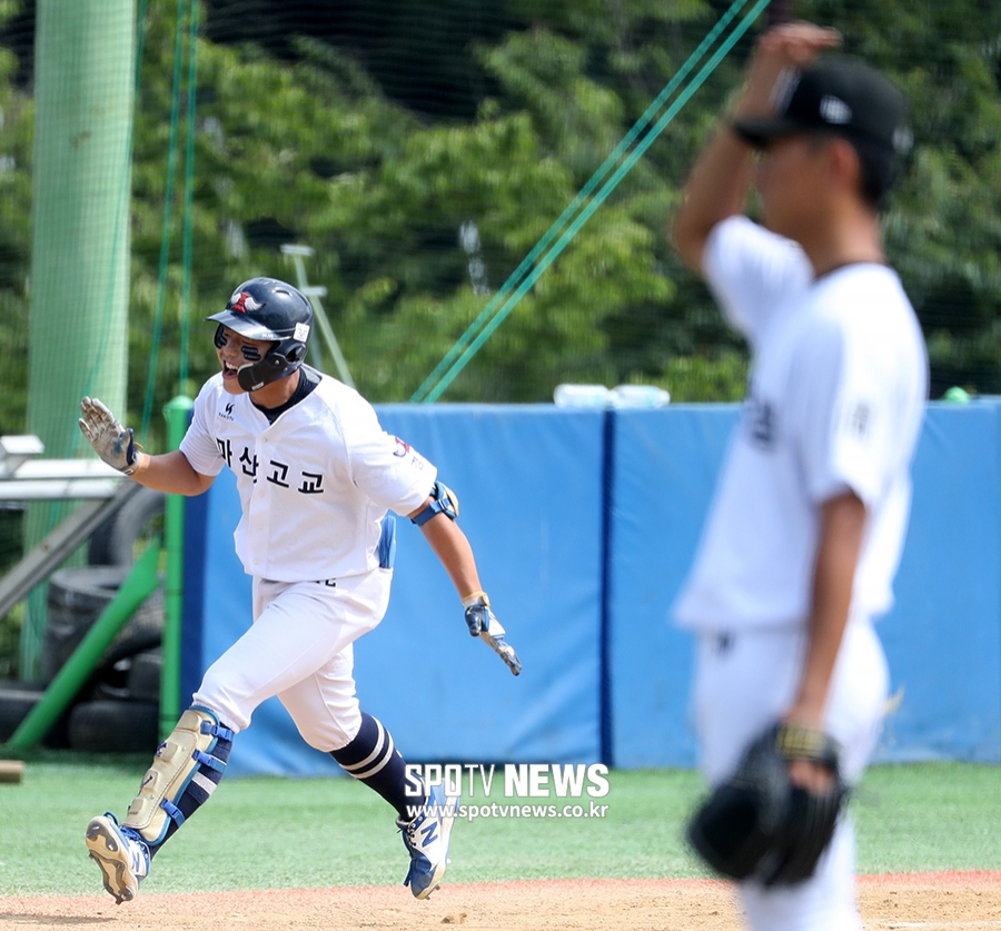 [포토S] 마산고 신용석, 광주동성고 에이스 신헌민을 상대로 역전 투런포