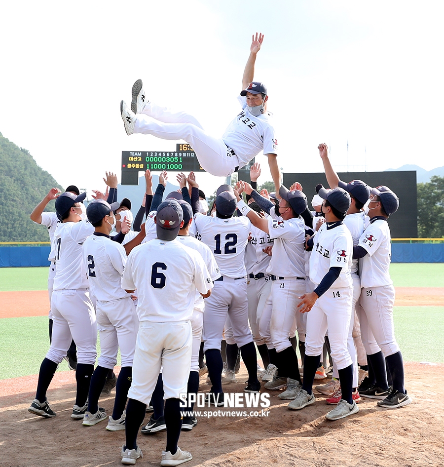 [포토S] 마산고 고윤성 감독, 짜릿한 우승 헹가래!