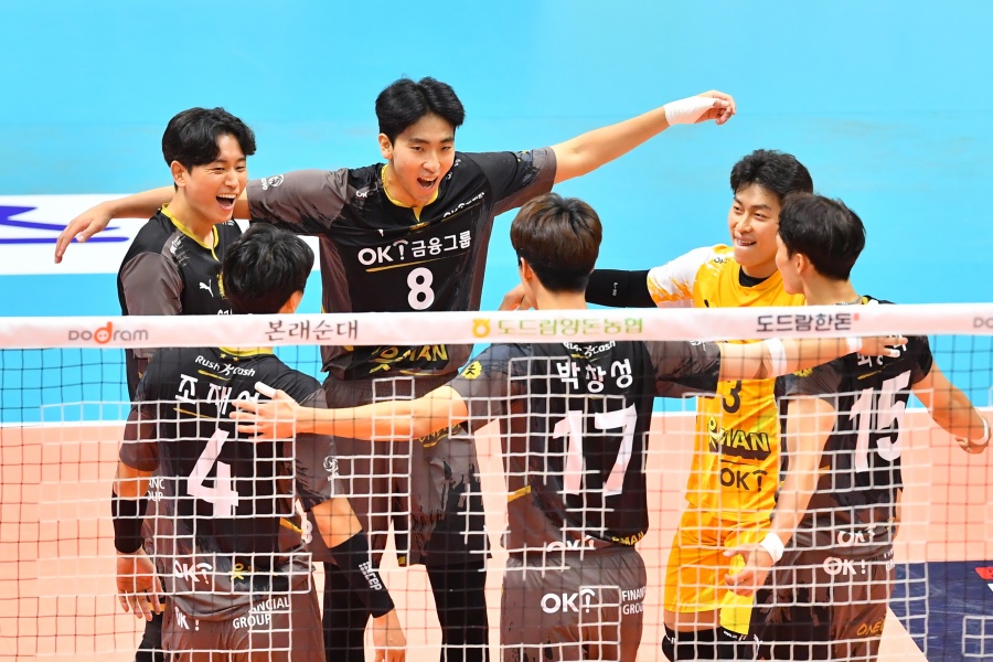 '차지환-조재성 활약' OK금융그룹, 현대캐피탈 3-1 꺾고 '2연승'