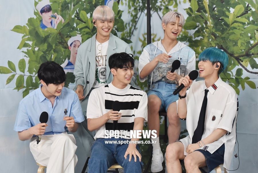 [포토]CIX "신곡 '웨이브' 댄스 살짝 보여드릴까요?"