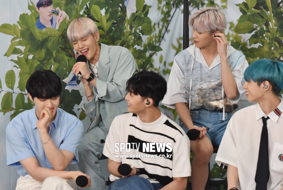 [포토]CIX "승훈, 노래 좀 하는데?!"