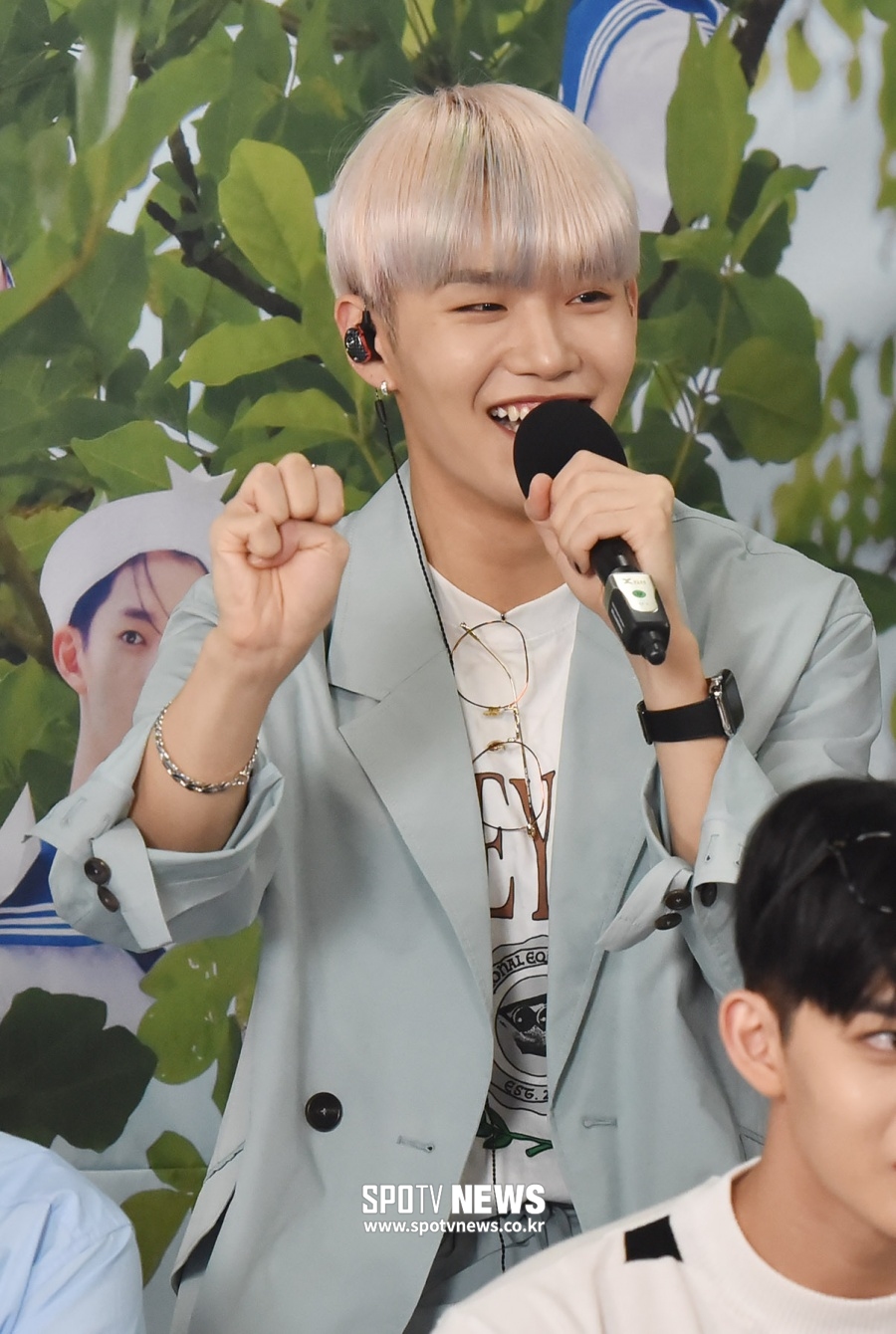 [포토]CIX 승훈 "제 손, 강아지 발 닮지 않았나요?"