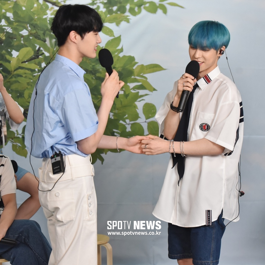 [포토]CIX 현석-BX, 꼭 잡은 두 손 "그랬구나…"