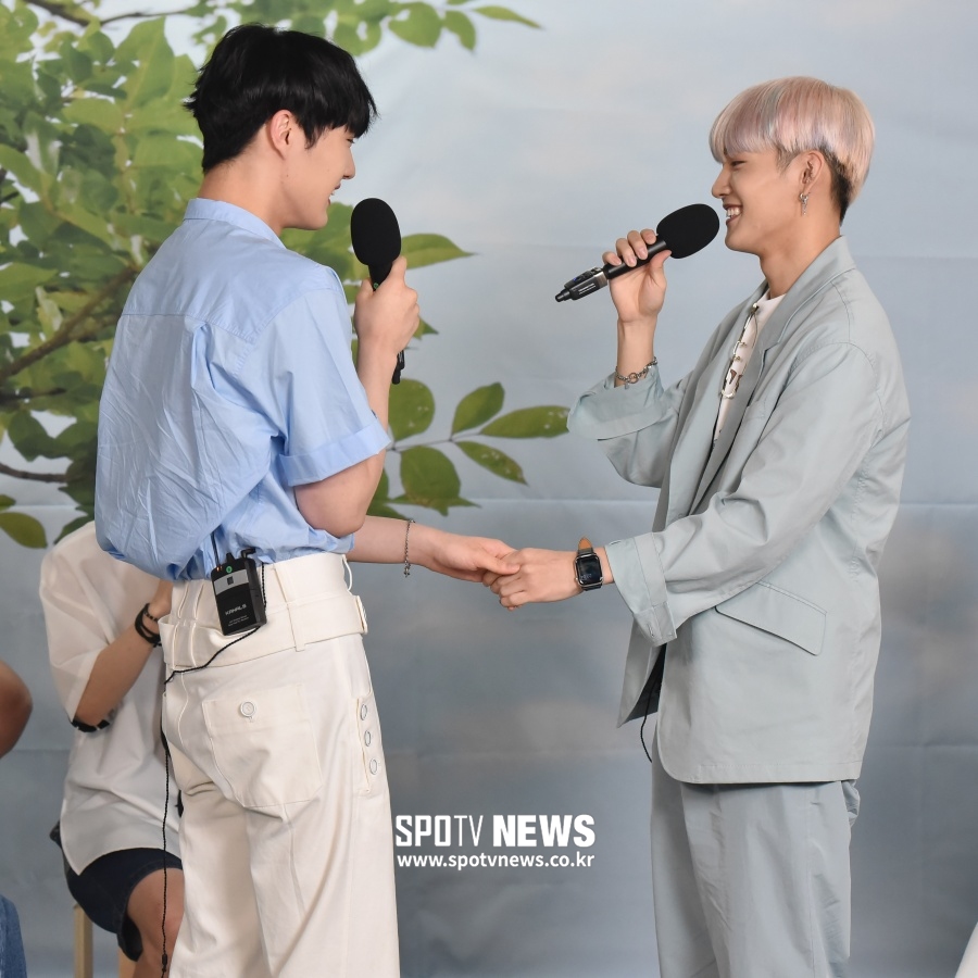 [포토]CIX 현석-승훈 "그랬구나… 그랬구나…"