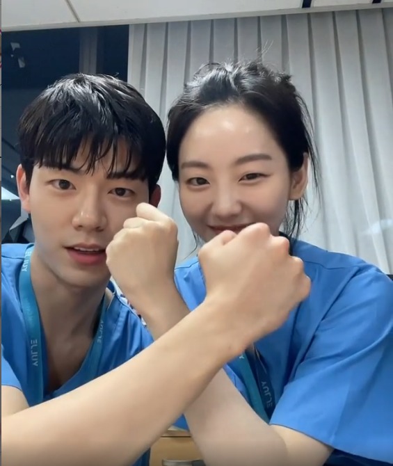 '슬의생2' 조이현 '멍뭉美' 뽐내며…"초췌한 인턴이지만 우린 멋있어"
