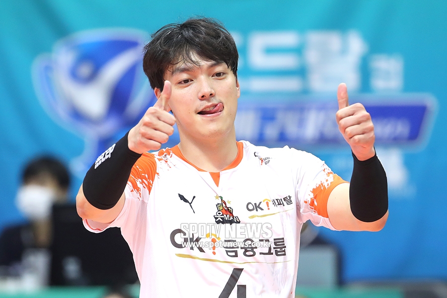 [포토S] 조재성, '우승 향해 엄지 척!'