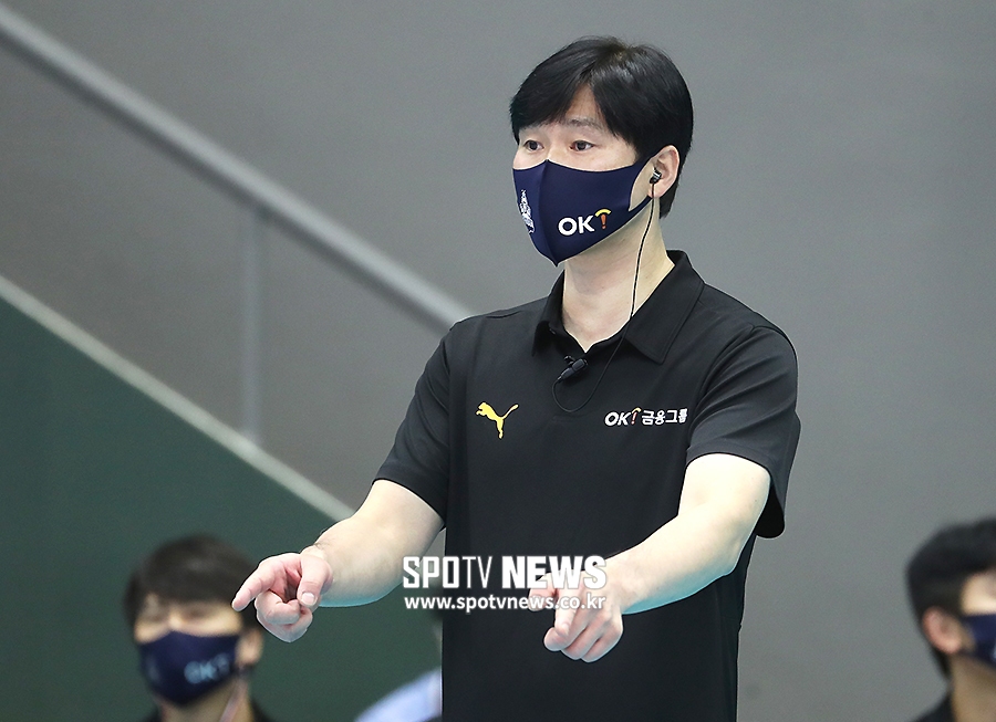 [포토S] 석진욱 감독, '선수들을 바라보며'