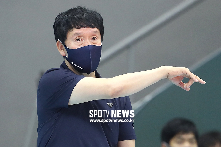 [포토S] 지시 내리는 신영철 감독