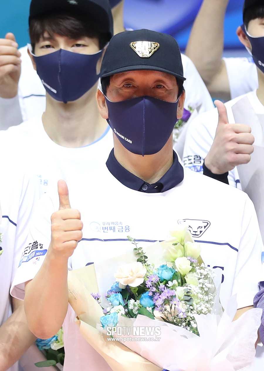[포토S] 'KOVO컵 우승' 신영철 감독, 엄지 척!