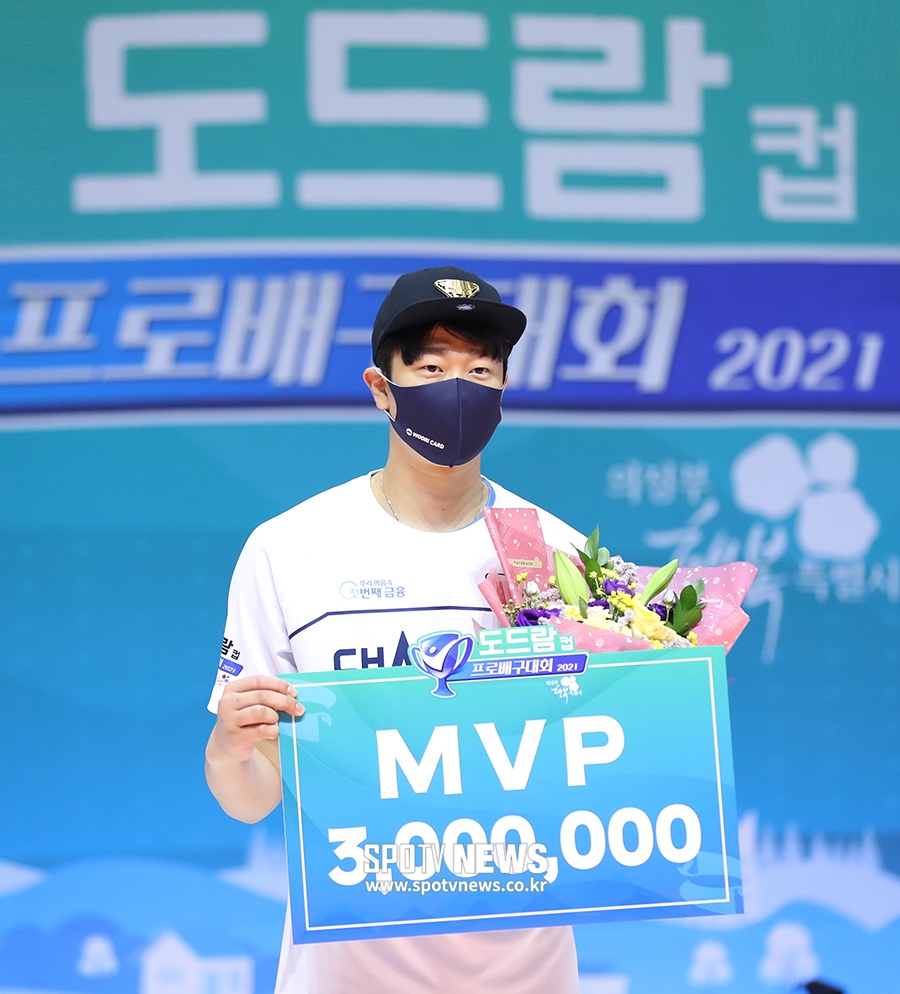 [포토S] 우리카드 나경복, MVP 등극!