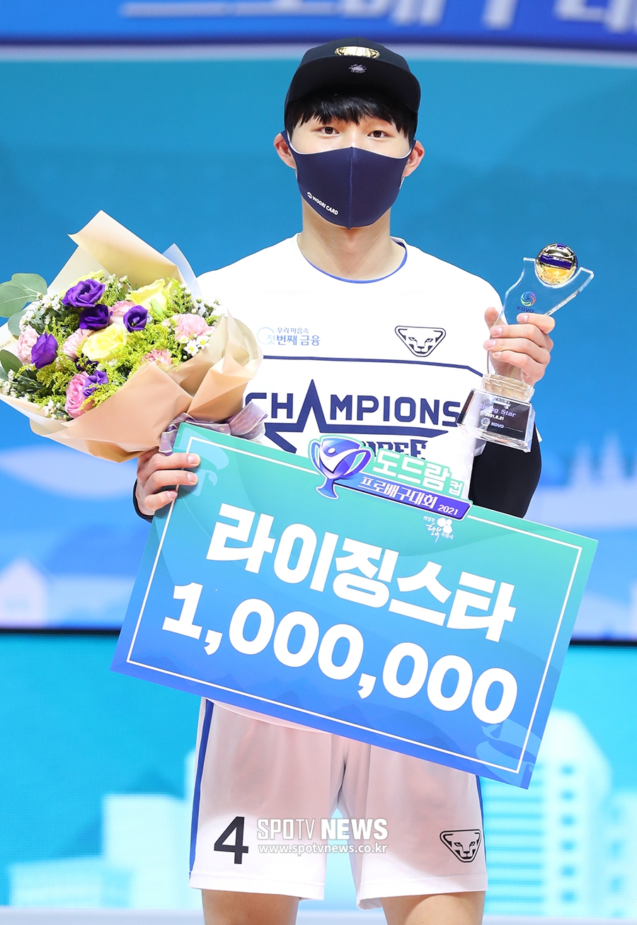 [포토S] 라이징 스타로 선정된 우리카드 장지원
