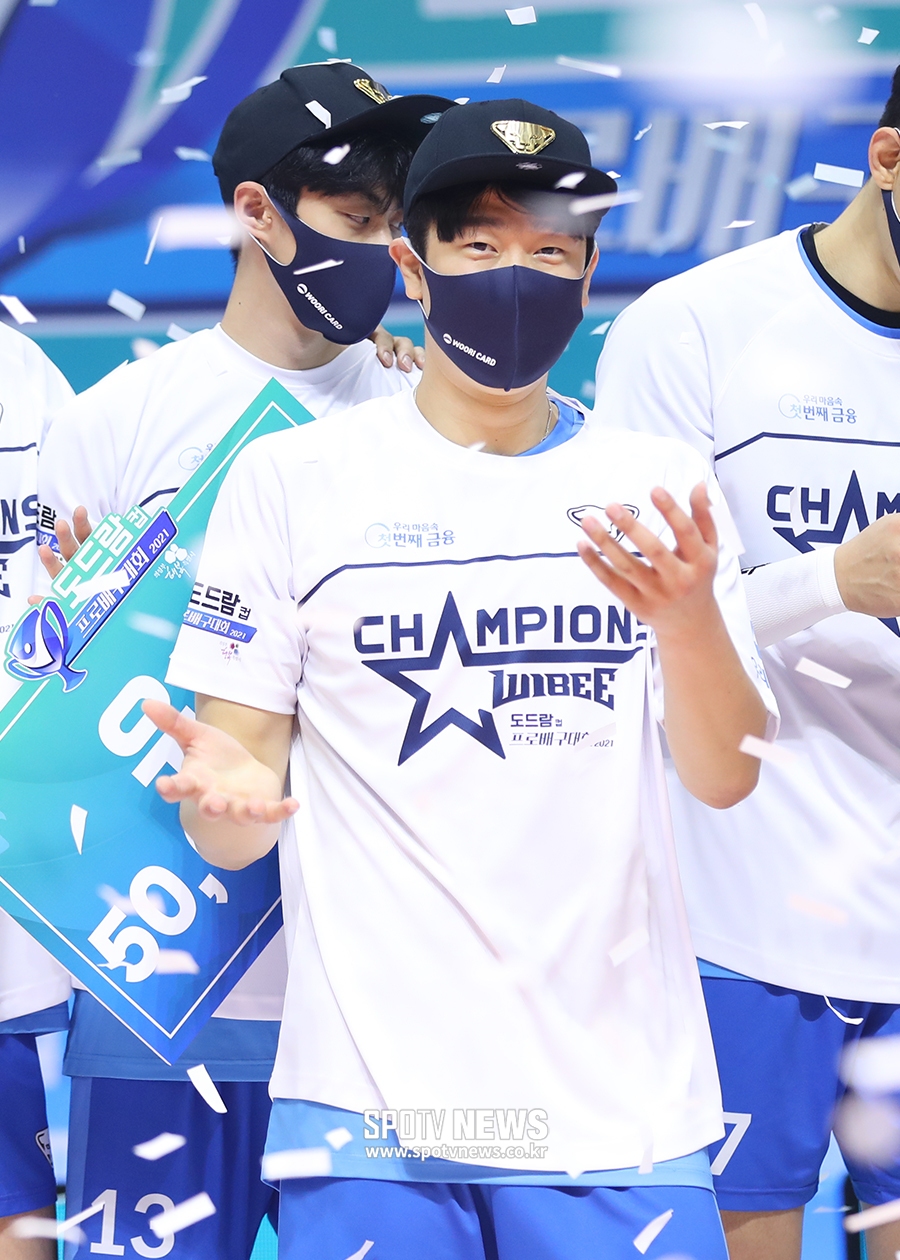 [포토S] MVP 나경복, 우승 꽃비 맞으며