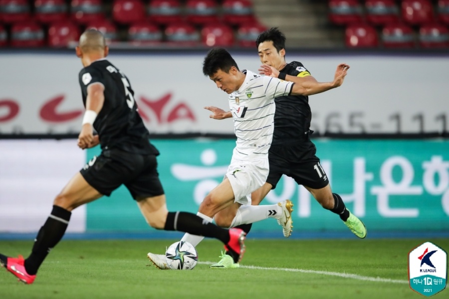 [현장 REVIEW] ‘구스타보 침묵’ 전북, 성남과 0-0 무승부…1위 등극 실패
