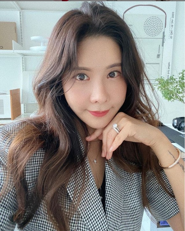 김준희, 그렇게 쳐다보면 심쿵할 수밖에…'♥연하 남편'이 반한 동안 외모