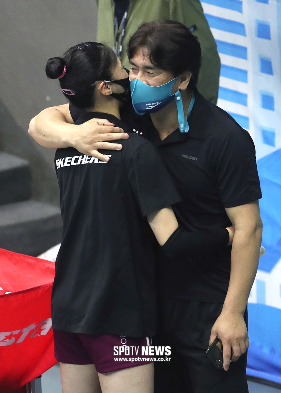 [포토S] 인삼공사로 이적한 박혜민, 차상현 감독과 뜨거운 포옹