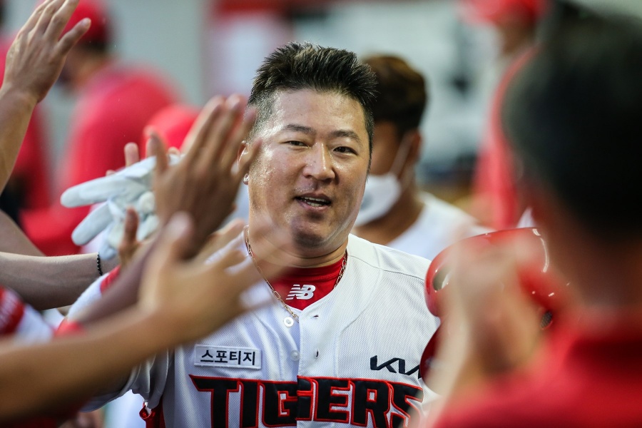 [광주 게임노트]‘5시간15분 혈투’ 9위 KIA, 8위 롯데 꼬리 잡았다…11-6 승리