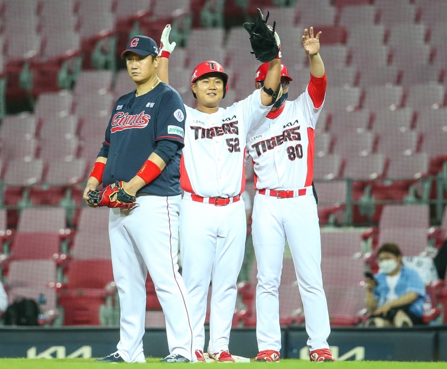 [광주 게임노트]‘헛심 공방’ 롯데-KIA, 3-3 무승부…이의리, 4이닝 2실점