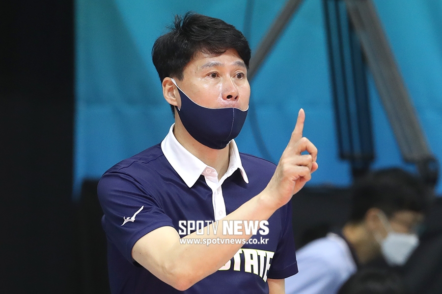 [포토S] 작전 지시 내리는 현대건설 강성형 감독
