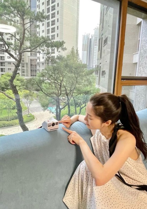 '전진♥'류이서, 10억대 아파트 통창 바라보며 여유…홈웨어도 명품 같네